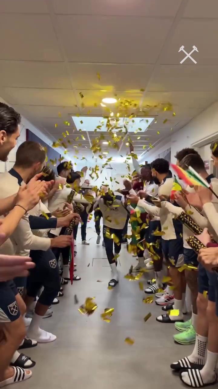 世预赛竞猜-载誉归来！西汉姆全队热烈欢迎非洲杯冠军迪乌夫凯旋